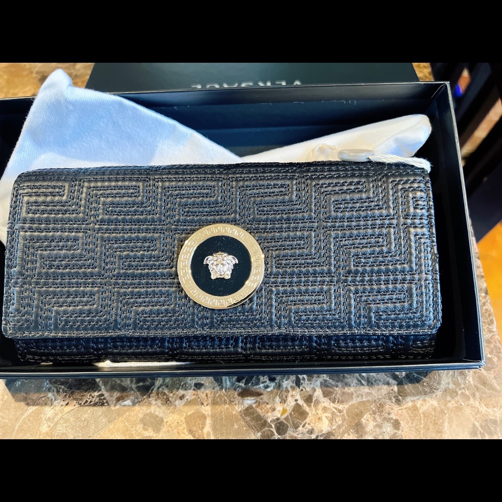 Brand New Versace wallet . Come with box dust bag..